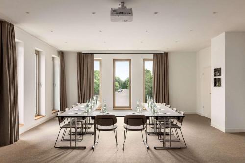 a conference room with a long table and chairs at Vienna House by Wyndham MQ Kronberg in Kronberg im Taunus