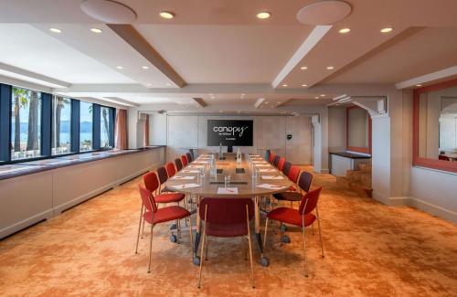 Ruang duduk di Canopy by Hilton Cannes