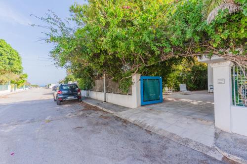 un coche aparcado al lado de una calle en Villa Nami a 50mt dalla spiaggia, en Torre Santa Sabina