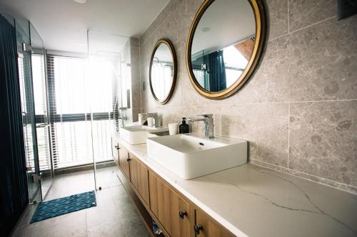 un baño con lavabo y espejo en Homestay 22 Độ Dốc, en Khu Chi Lăng