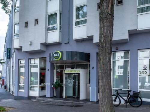 un edificio con una bicicleta estacionada frente a él en B&B Hotel Aachen-Hbf, en Aachen