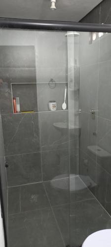 y baño con ducha y puerta de cristal. en Chácara Corujá, en Juazeiro do Norte