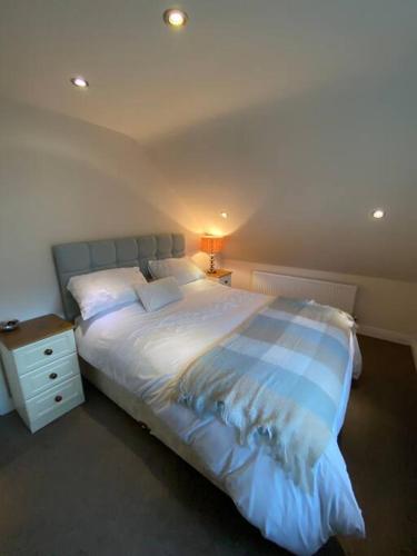 Postel nebo postele na pokoji v ubytování Breathnach Cottage Annex Knockleagha Ballina F26 D7E2