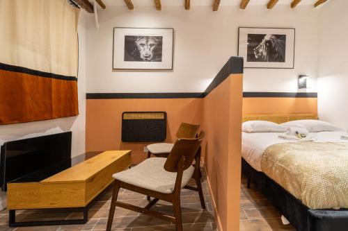 une chambre avec un lit, un bureau et une chaise dans l'établissement Luxe Marais Getaway - Suite Exclusive avec Sauna, à Paris