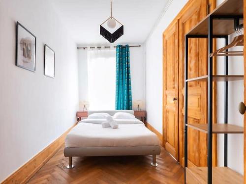 Schlafzimmer mit einem Bett und einem Fenster in der Unterkunft 6 Rue de Zurich - T3 avec grande terrasse in Straßburg