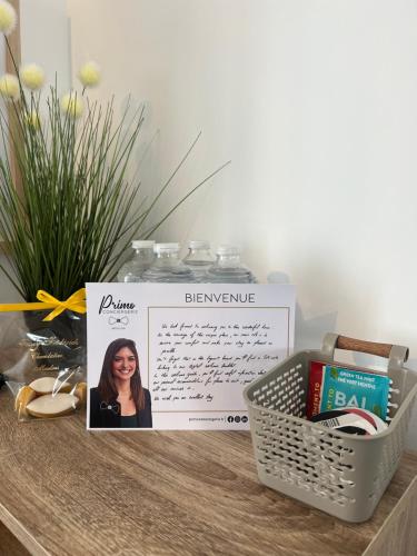 une pancarte assise sur une table avec un panier dans l'établissement Joli studio Le Rosa Bonheur, proche de la gare, à Yzeure