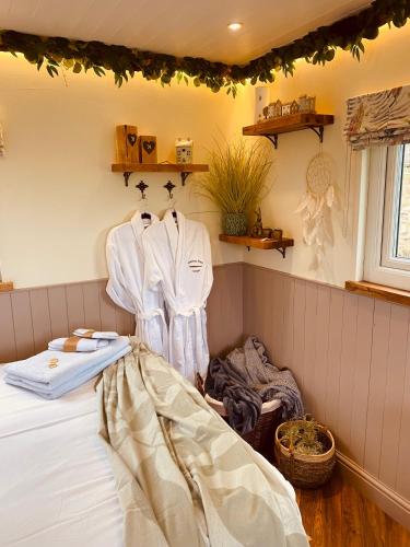 Ένα ή περισσότερα κρεβάτια σε δωμάτιο στο The original Sleeping Giant Lodge with hot tub & Alpacas
