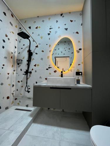 W łazience znajduje się umywalka i lustro. w obiekcie Palm_beach w mieście Chok-Tal