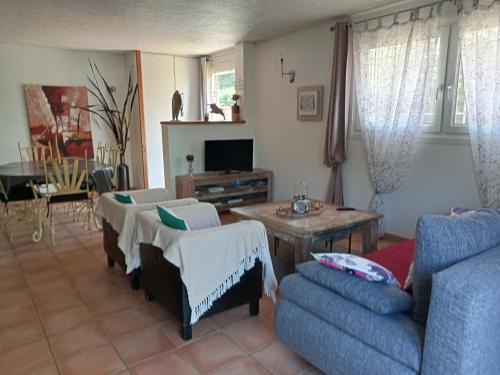 a living room with a couch and a table at Cosy en Provence in Maillane