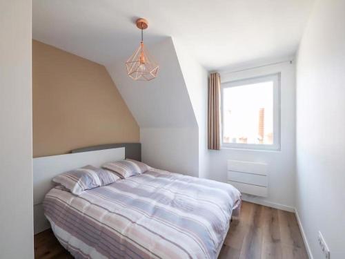 a white bedroom with a bed and a window at Le Barr - Magnifique petit T2 refait à neuf in Strasbourg