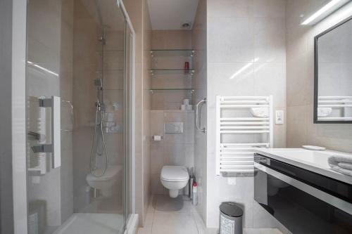 een badkamer met een douche, een toilet en een wastafel bij L'ANTHRACITE - Proche Opéra & Centre-ville in Vichy
