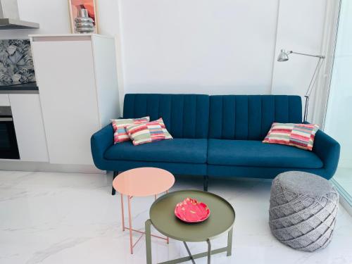 salon z niebieską kanapą i stołem w obiekcie Top-Apartment near Yumbo w mieście Playa del Ingles