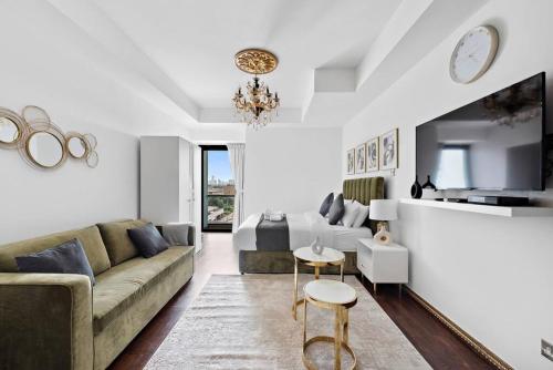 StoneTree - Elegant Studio in Goldcrest View