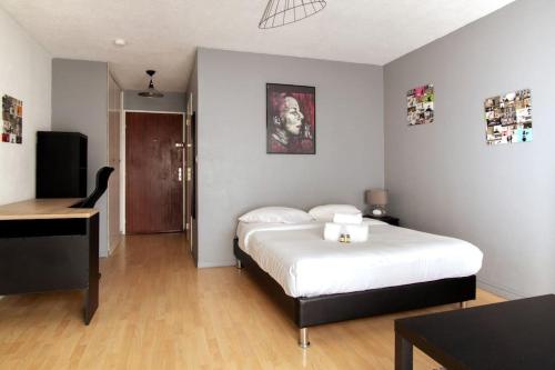 une chambre avec un lit et une table dedans dans l'établissement Obernai - Studio agréable avec balcon - Proche gare, à Strasbourg