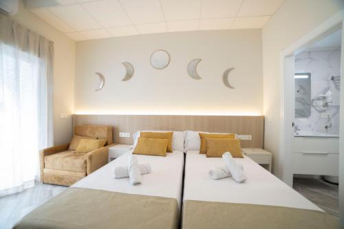 a bedroom with two beds and a couch at Hostal Altea Karma in Altea