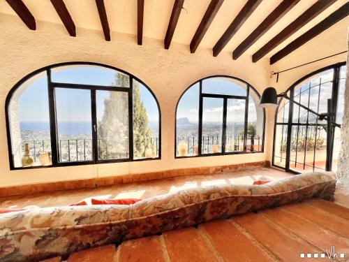 ベニッサにあるVH CostaBlanca - AGUILAの大きな窓(ソファ付)が備わる広い客室です。