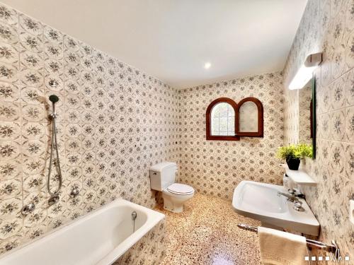 ベニッサにあるVH CostaBlanca - AGUILAのバスルーム(バスタブ、トイレ、シンク付)