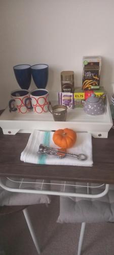 un estante con un plato de comida en una mesa en Beautiful self-contained annex, en Hoylake