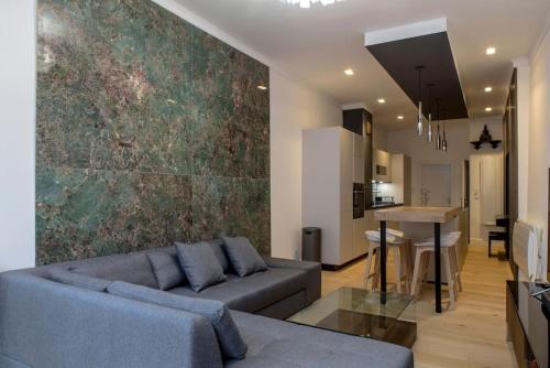 un salon avec un canapé et une table dans l'établissement Le Carré D'or - Près de la place Gutenberg, à Strasbourg