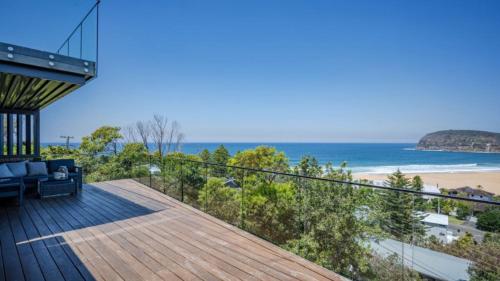 einen Balkon mit Blick auf den Strand in der Unterkunft Renovated Beach House With Stunning Views and Short Walk To Beach in Copacabana