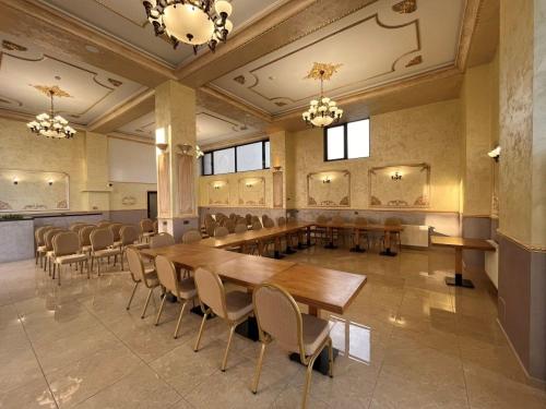 a conference room with a long wooden table and chairs at Hotel Ildis in Iaşi