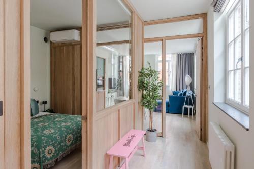 een kamer met een bed en een roze tafel bij Casa Peppino - Soho - by Frankie Says in Londen