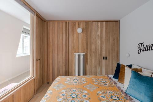 een slaapkamer met een bed en een raam bij Casa Emilio - Soho - by Frankie Says in Londen