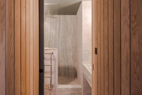 Kylpyhuone majoituspaikassa Casa Emilio - Soho - by Frankie Says