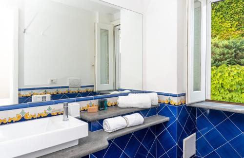 Et badeværelse på Villa Bijoux - Exclusive pool and sea view