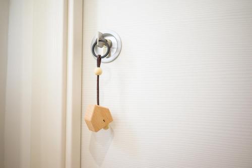 a door latch with a piece of paper attached to it at Piccolo Torino Rooms in Canicattì