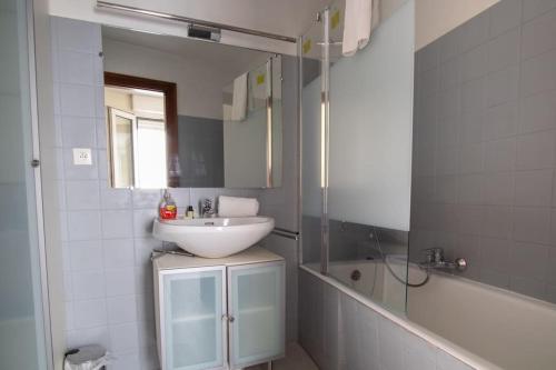 une salle de bain avec un lavabo, un miroir et une douche dans l'établissement Le Sebastopol - Appt moderne de 65m2, à Strasbourg