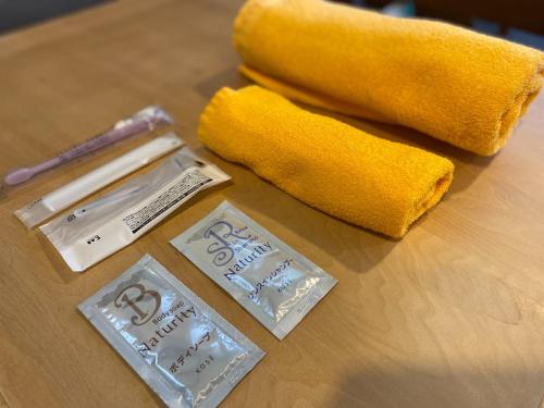 a table with yellow towels on top of a table at IshiuchiBASE in Minami Uonuma