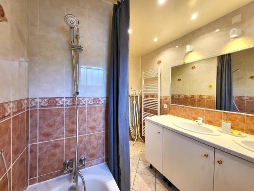 une salle de bain avec douche et lavabo dans l'établissement La Campagnarde : Havre de paix nature proche Paris, à Champlan