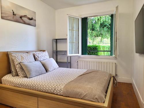 une chambre avec un lit et une fenêtre dans l'établissement La Campagnarde : Havre de paix nature proche Paris, à Champlan