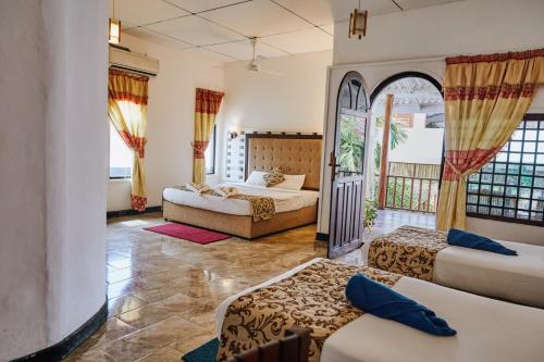 阿魯岡灣的住宿－Arugamabay Surf Resort，酒店客房带两张床和两个窗户