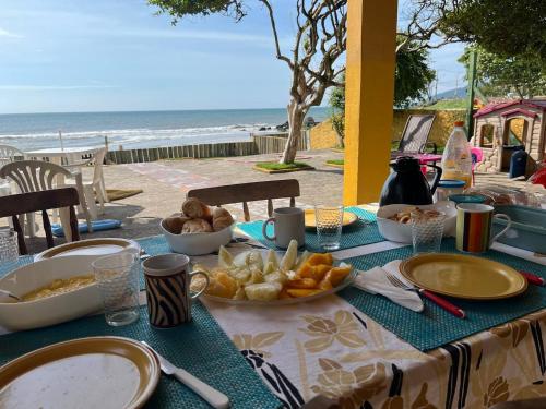 una mesa con platos de comida en la playa en Casa Florianópolis, en Florianópolis