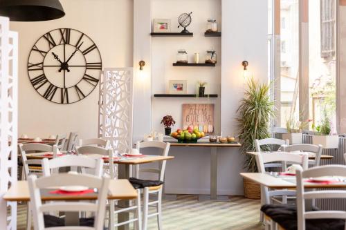 Restaurant ou autre lieu de restauration dans l'établissement Mercure Millau