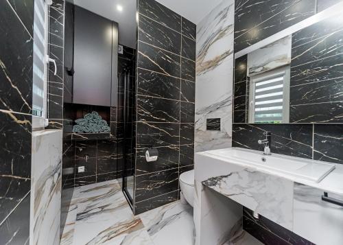 a bathroom with a sink and a toilet at Słoneczne Wzgórze in Koniaków