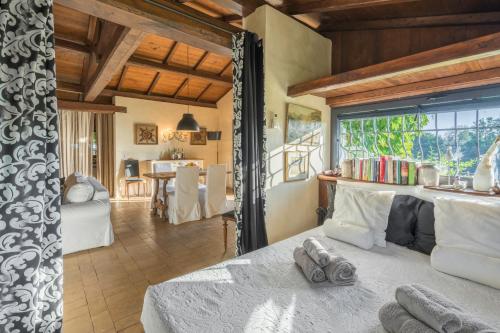 1 dormitorio con 1 cama y comedor en Casale Delle Papere With Private Pool Near Rome en Nepi