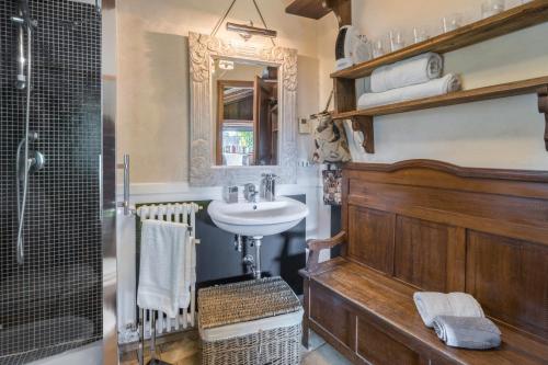 een badkamer met een wastafel en een douche bij Casale Delle Papere With Private Pool Near Rome in Nepi