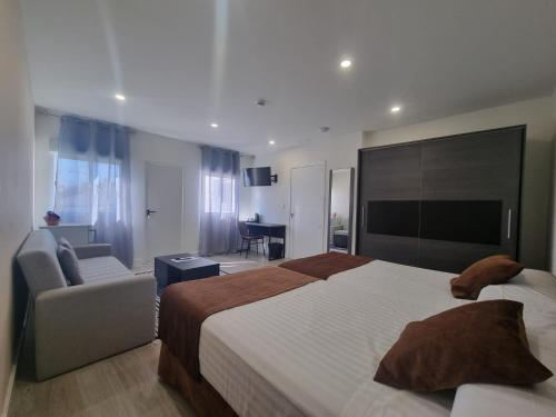 a large bedroom with a large bed and a couch at Hotel BH San Francisco Alicante in Alicante