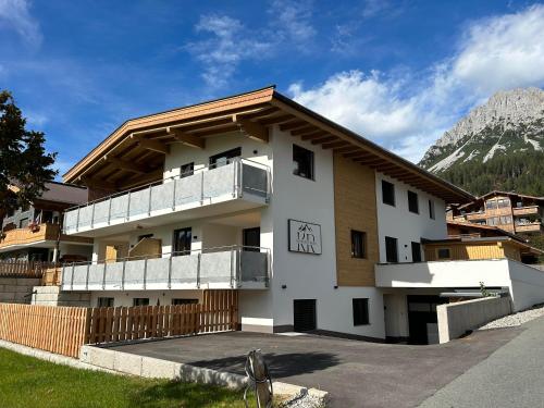 a apartment building with a balcony in the mountains at Kaiserresidenz Ellmau in Ellmau