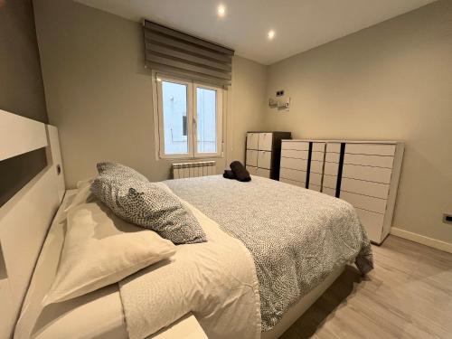 ein Schlafzimmer mit einem großen Bett und einem Fenster in der Unterkunft Apartamento en pleno centro de Valladolid in Valladolid