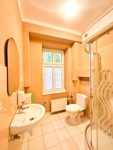 Bilik mandi di Explorer B&B Old Town Rooms & Apartment #don't be a tourist, be an Explorer!