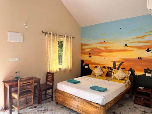 - une chambre avec un lit et une peinture murale dans l'établissement James Guesthouse, à Bogmalo Beach