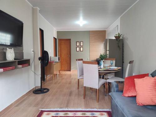 ein Wohnzimmer mit einem Sofa und einem Tisch in der Unterkunft Casa aconchegante in Sao Jose do Rio Preto
