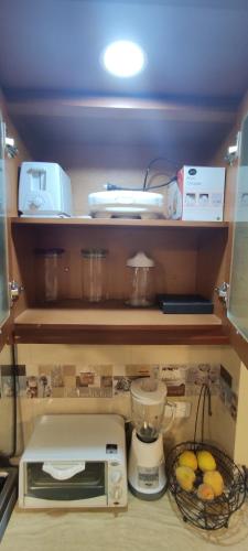 a kitchen shelf with a blender and a bowl of fruit at Rooftop "Montalvo" in Baños