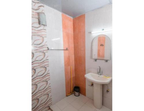 La salle de bains est pourvue d'un lavabo et d'une douche. dans l'établissement Shiv Sutra Resorts, Mussoorie, à Mussoorie