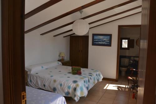 een slaapkamer met twee bedden in een kamer bij El Pino B & B, Chera in Valencia