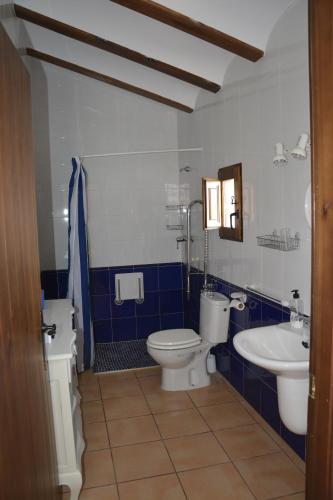 een badkamer met toilet en wastafel bij El Pino B & B, Chera in Valencia
